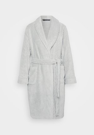 Lys grå plysj badekåpe med sjalkrage, lange ermer, frontlommer og belte som kan knytes i midjen.