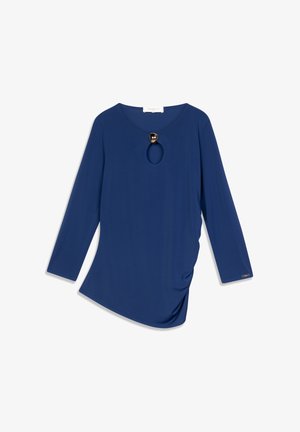 Dlhý rukáv top v tmavomodrej textílii, s výstrihom do U so zaobleným výrezom a dekoratívnym zlatým akcentom na krku. Mäkká textúra, asymetrický lem.