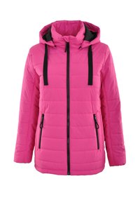 Roze pufferjack met een rits aan de voorkant, capuchon en zwarte accenten. Beschikt over een horizontaal gestikt patroon, twee zijzakken en trekkoorden.