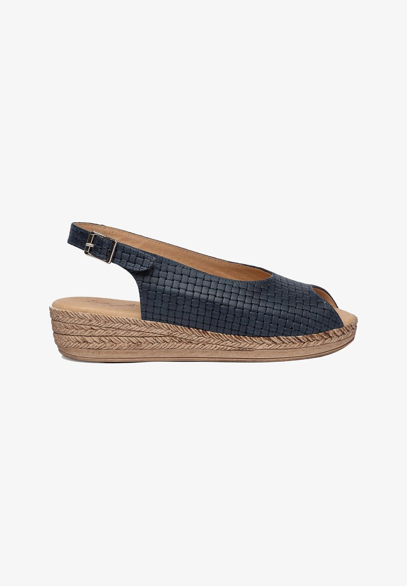 Sandalia slingback de piel trenzada en azul oscuro con punta abierta, que cuenta con un tacón cuña envuelto en yute y correa ajustable con hebilla.