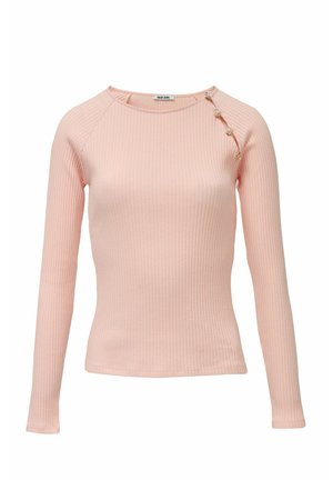 Top de manga larga de canalé rosa con escote redondo, que presenta botones decorativos en el hombro y un diseño ajustado.