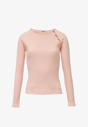 Top de manga larga de canalé rosa con escote redondo, que presenta botones decorativos en el hombro y un diseño ajustado.