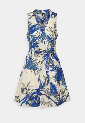 Beżowa sukienka bez rękawów z niebieskimi kwiatowymi i liściastymi wzorami, z wiązaniem w talii i rozkloszowanym dołem; wykonana z lekkiego materiału.