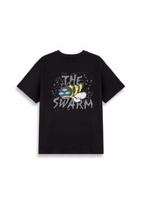 Camiseta negra con un gráfico de una abeja amarilla y negra con ojos azules y el texto "EL ENJAMBRE" rodeado de pequeños insectos voladores.