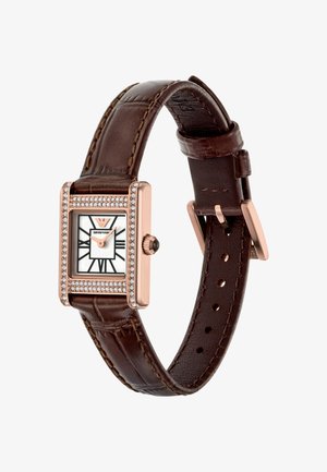 Rektangulär klocka i roséguld med vit urtavla, svarta romerska siffror, kristallsmyckad bezel och brun läderrem med spänne.