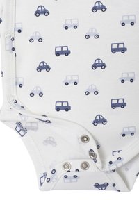 Weißer Baby-Body mit einem wiederholten Muster aus blauen und hellblauen Autos. Der Stoff ist weich und hat Druckknöpfe im unteren Bereich.