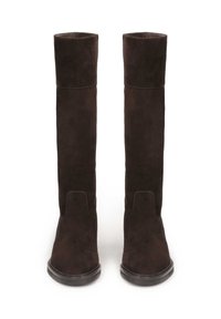 Botas de ante marrón oscuro hasta la rodilla, con una textura suave, puntera redondeada y detalles de costura mínimos a lo largo de las costuras.
