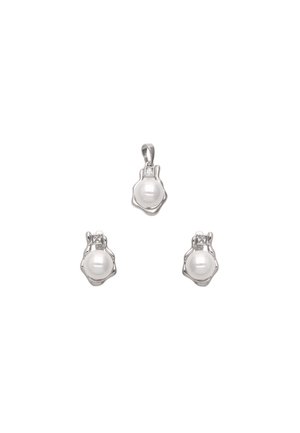 Set van sieraden bestaande uit een hanger en bijpassende oorbellen. Gemaakt van zilver, met witte parels en kleine heldere accentstenen.