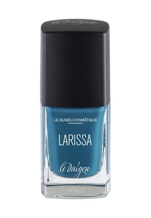 Türkisfarbener Nagellack in einer Glasflasche mit einem quadratischen schwarzen Deckel. Das Etikett zeigt weißen Text: "LE DUIGOU COSMÉTIQUE" und "LARISSA".