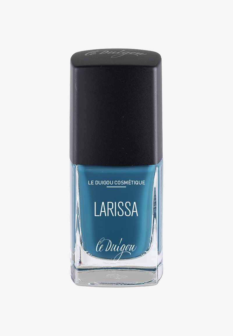 Türkisfarbener Nagellack in einer Glasflasche mit einem quadratischen schwarzen Deckel. Das Etikett zeigt weißen Text: "LE DUIGOU COSMÉTIQUE" und "LARISSA".