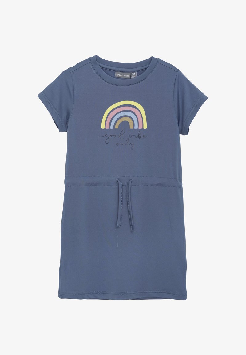 Krótka niebieska sukienka z krótkim rękawem i ściągaczem w pasie, z grafikiem tęczy i tekstem "tylko dobre wibracje" w kolorze czarnym. Miękka faktura materiału.