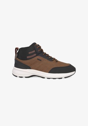 Baskets montantes avec une tige synthétique marron et noire, des accents texturés, une semelle intermédiaire blanche et une semelle extérieure en caoutchouc noir.