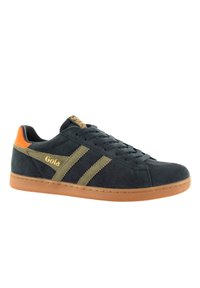 Sneaker in suede di colore blu scuro, con strisce verde oliva e un accento arancione sul tallone, suola in gomma color cammello e logo dorato.