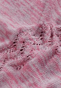 Rosa gestrickter Stoff mit einem strukturierten Muster. Enthält metallische Fäden, die eingewebt sind und einen subtilen Schimmer sowie Farbnuancen erzeugen.