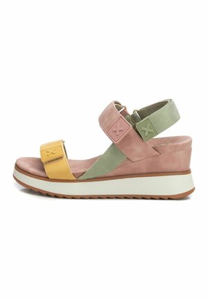 Sandalias de cuña multicolor con un diseño de ante en rosa, verde y amarillo. Cuenta con correas ajustables y una suela texturizada.