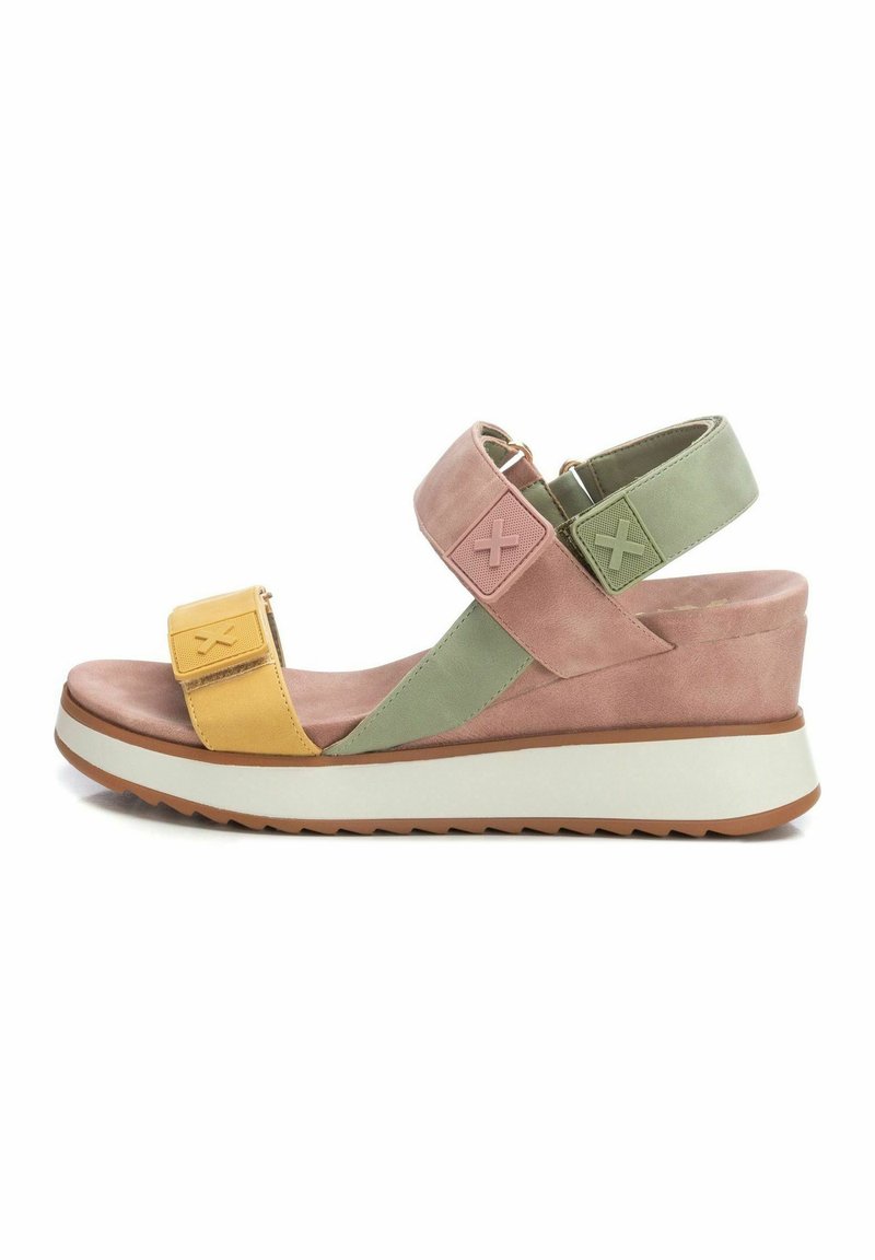 Sandalias de cuña multicolor con un diseño de ante en rosa, verde y amarillo. Cuenta con correas ajustables y una suela texturizada.