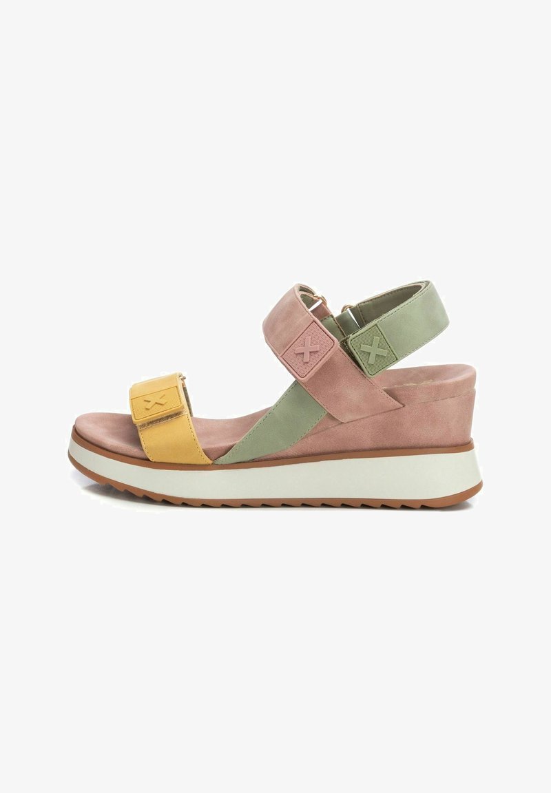 Sandalias de cuña multicolor con un diseño de ante en rosa, verde y amarillo. Cuenta con correas ajustables y una suela texturizada.