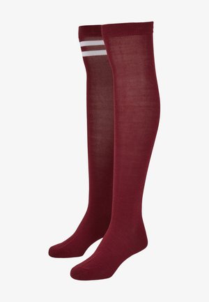Knielange burgunderrote Socken mit glatter Textur, die zwei weiße horizontale Streifen nahe der Oberseite und eine verstärkte Zehenpartie aufweisen.
