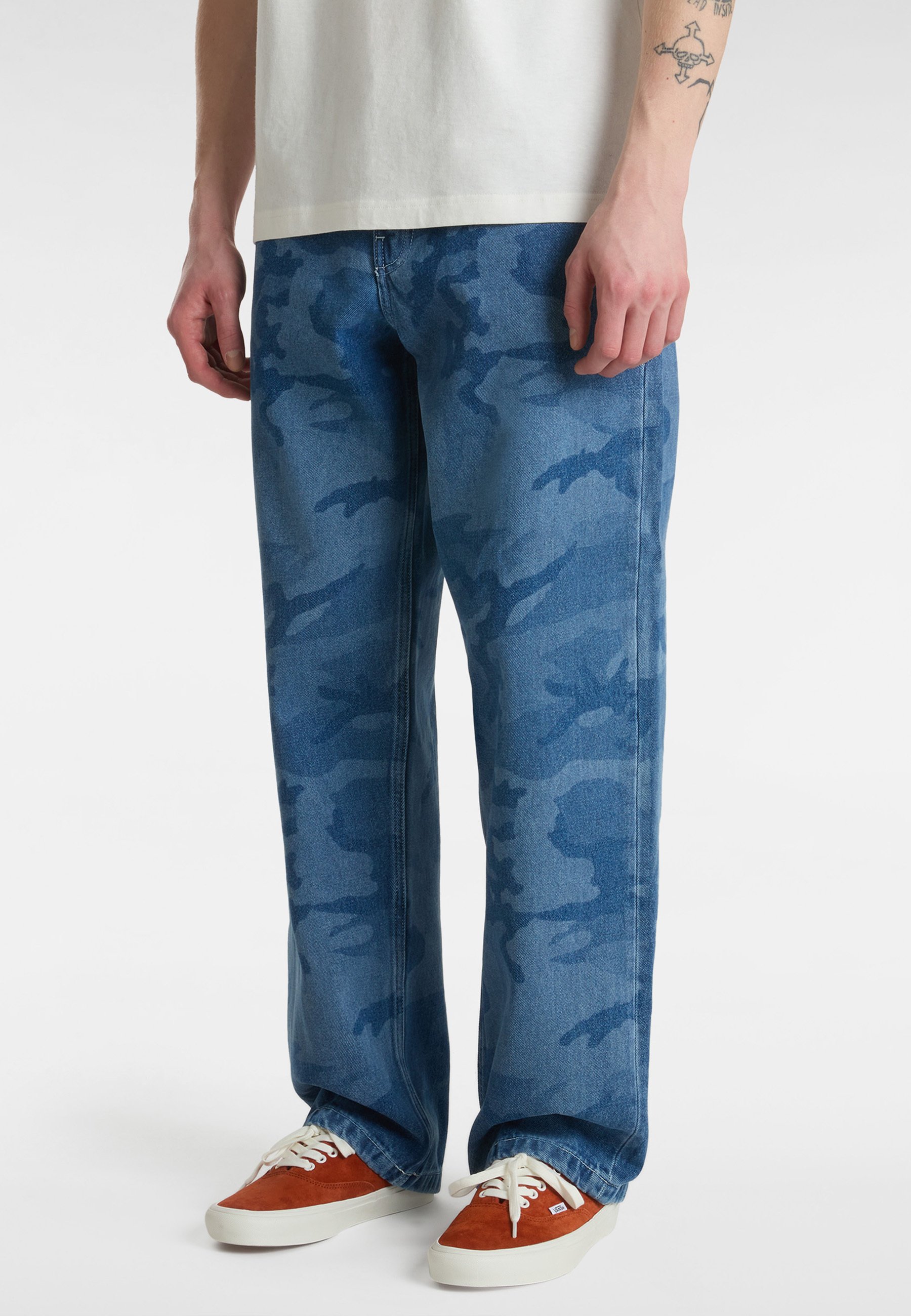 Vans CHECK-5 LOOSE CAMO PRINTED - Relaxed fit jeans - medium blue