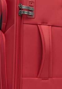 Rode stoffen koffer met dubbele ritssluitingen en "WITTCHEN" merk, een zijhandvat en een gladde textuur. Compact, rechthoekig ontwerp.