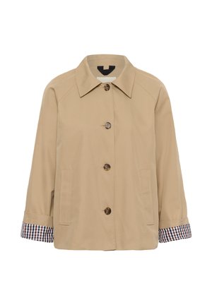 Beige gombos kabát gallérral, két elülső zsebbel, és a feltekert ujjakon látható kockás bélésű mandzsettákkal.