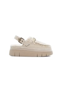 Scarpe slingback in suede beige con una spessa suola piattaforma color crema, caratterizzate da cuciture decorative e un accento di fibbia metallica.