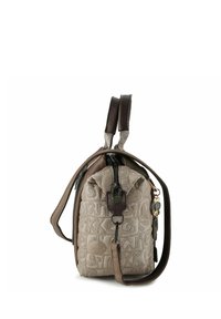 Rucksack aus strukturiertem, beige-braunem Stoff mit braunen Lederakzenten, verstellbaren Riemen und Reißverschluss. Verfügt über ein Logomuster und dekorative Anhänger.