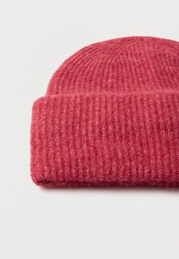 Gorro de punto rojo hecho de lana suave, con textura acanalada y puño enrollado para mayor calidez y comodidad.