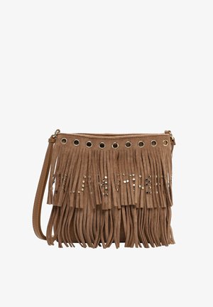 Braune Wildleder-Crossbody-Tasche mit langen Fransenlagen, goldenen Nieten und Ösen-Details entlang der oberen Kante sowie einem Leder-Schultergurt.