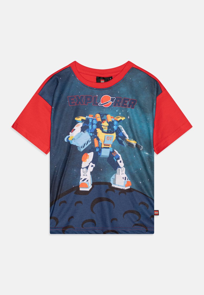 Červené a modré tričko s krátkým rukávem se grafikou astronauta robota na pozadí tematicky zaměřeném na vesmír s textem "EXPLORER".