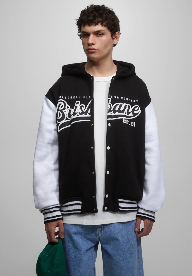 PULL&BEAR VARSITY WITH HOOD Leichte Jacke mottled black/schwarz