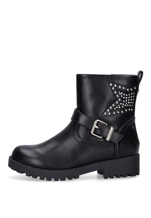 Botas de cuero negras hasta el tobillo con una suela gruesa, una correa lateral con una hebilla metálica y un patrón de estrellas studded en el lado exterior.