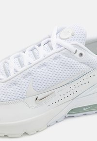 Nike Sportswear PULSE - Tenisky - white/summit white