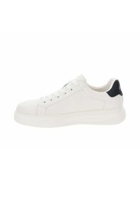 Sneaker bianco in pelle con superficie testurizzata, presenta un accento nera sul tallone, punta rotonda e suola piatta in gomma bianca.
