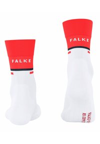Calzini sportivi bianchi con polsini rossi, con il nome del marchio "FALKE" in lettere bianche. Presentano strisce nere e rosse come elementi di design.