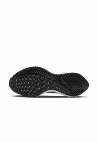 Černá gumová podrážka s více směrovým vzorem trakce; bílá stélka; hladký povrch; navrženo pro odolnost a přilnavost.