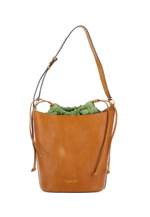 Borsa a secchiello in pelle marrone con tracolla regolabile e chiusura a coulisse in tessuto verde visibile all'interno.