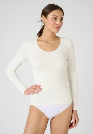 Top a maniche lunghe in cotone bianco con scollatura a barca e design aderente, caratterizzato da una texture liscia e dettagli di cucitura minimi.