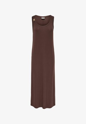 Robe marron sans manches, col rond, longueur cheville, au design minimaliste avec un petit détail de fermoir métallique sur une épaule.