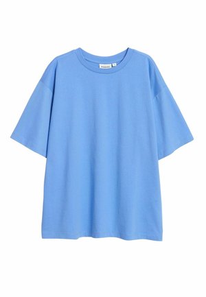 Lyseblå, kortærmet, oversized bomuld T-shirt med rund hals og synligt mærke inde i kraven.