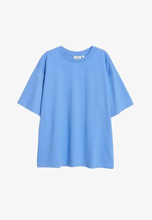 Lyseblå, kortærmet, oversized bomuld T-shirt med rund hals og synligt mærke inde i kraven.