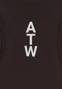 Sort våddragtstof med hvide blokbogstaver "ATW" centreret lodret. Glat tekstur med diskrete syninger på siderne.