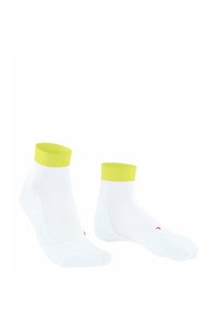 Chaussettes blanches à la cheville avec un revers côtelé jaune vif, présentant une semelle texturée et un petit logo rouge sur le côté.