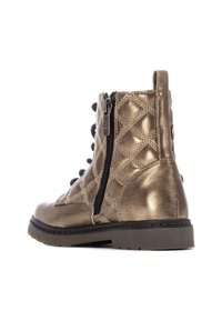 Botín metálico dorado con textura acolchada, diseño de cordones en el frente, cremallera lateral y suela de goma. Adecuado para uso casual.