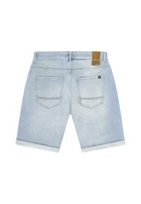 Lichtblauwe denimshorts met opgerolde cuffs, voorzien van een bruine leren label met de tekst "CARS" en twee achterzakken met horizontale stiksels.