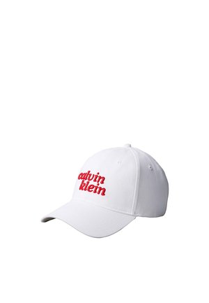 Hvid baseballkasket med buet skygge og rød broderet "calvin klein"-logo på frontpanelet.