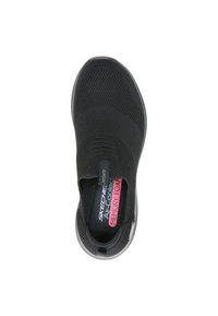 Zwarte instapsneaker met een bovenwerk van mesh, voorzien van een textuurpatroon en een binnenzool van traagschuim. Merk zichtbaar op de tong en de binnenzool.