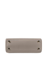 Sac à main rectangulaire en cuir texturé gris clair avec des accents métalliques dorés et quatre pieds en métal. Fini lisse, design minimaliste.
