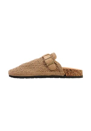 Sabot marron en maille tricotée, à enfiler, avec bride réglable, semelle intérieure en liège et semelle extérieure en caoutchouc noir, présenté de profil sur fond blanc.