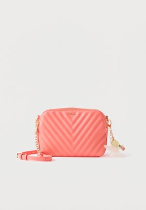 Geantă crossbody din piele matlasată roz coral, cu bareta lanț aurie, închidere cu fermoar și breloc decorativ cu charm în formă de scoică și stea de mare translucidă.